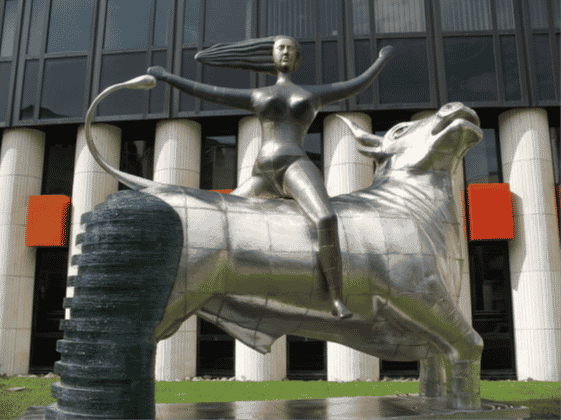 statue représentant une femme sur un taureau a été érigée devant le bâtiment européen Winston Churchill à Strasbourg