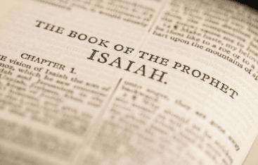 bible ouvert au livre d'Ésaïe chapitre 1