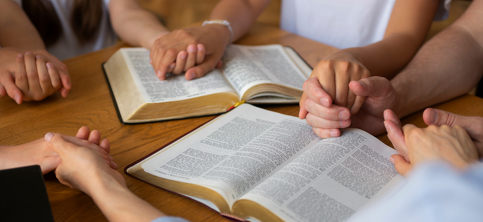 Familles réunies autour de la Bible pour un temps de prière et d’étude biblique à l’Église Action Biblique Riviera à Vevey.