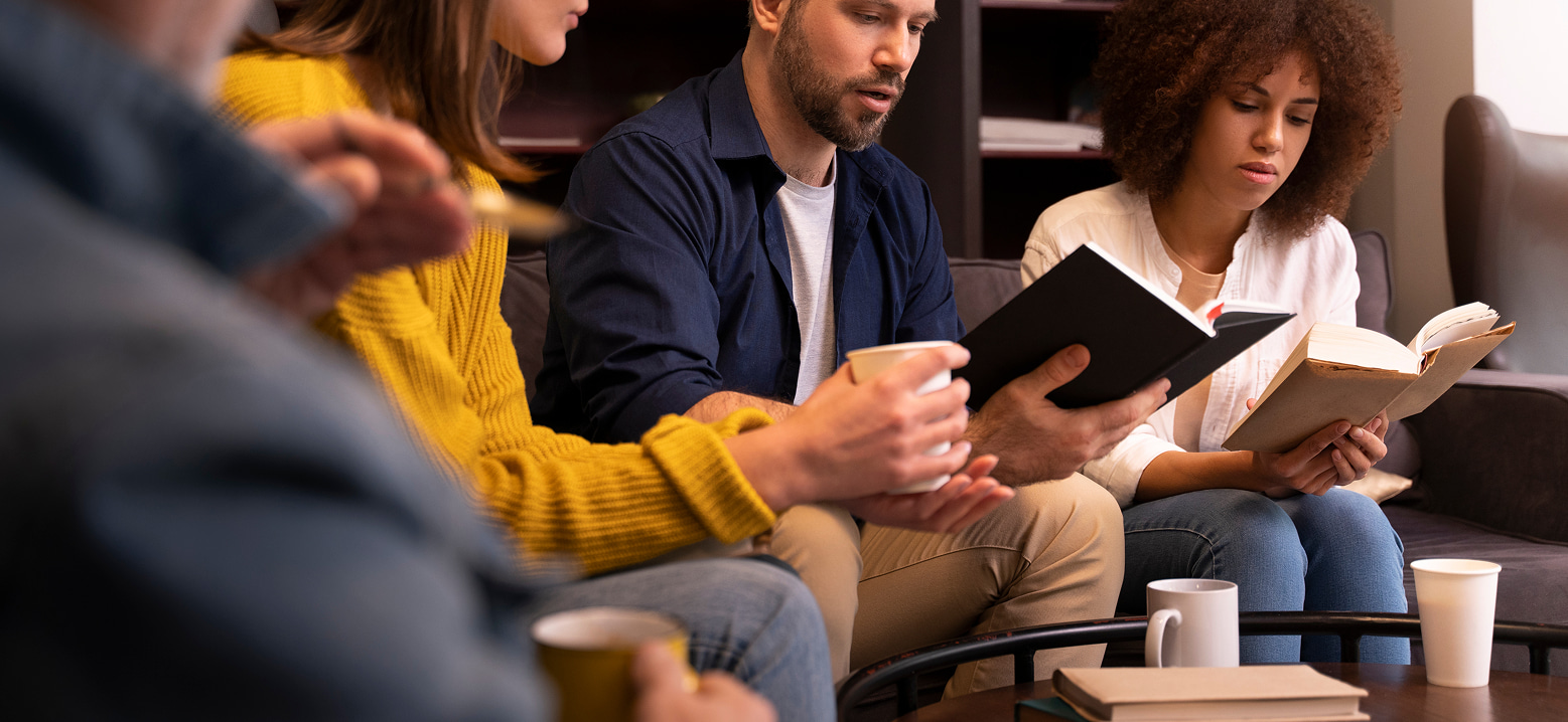 Participants échangeant autour de la Bible lors d’une activité de l’Église Action Biblique Riviera à Vevey.