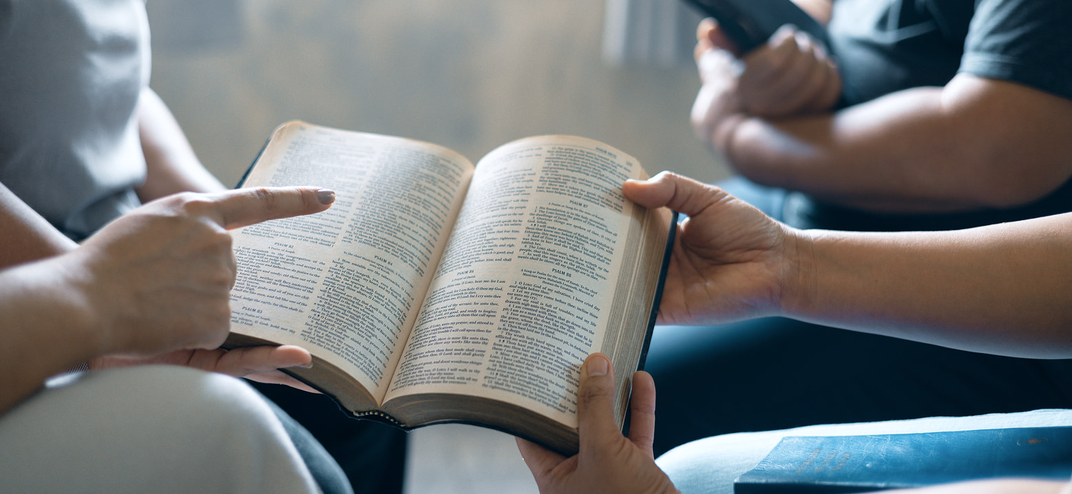 Étude de la Bible en petit groupe à l’Église Action Biblique Riviera, autour des valeurs bibliques et de la foi chrétienne.